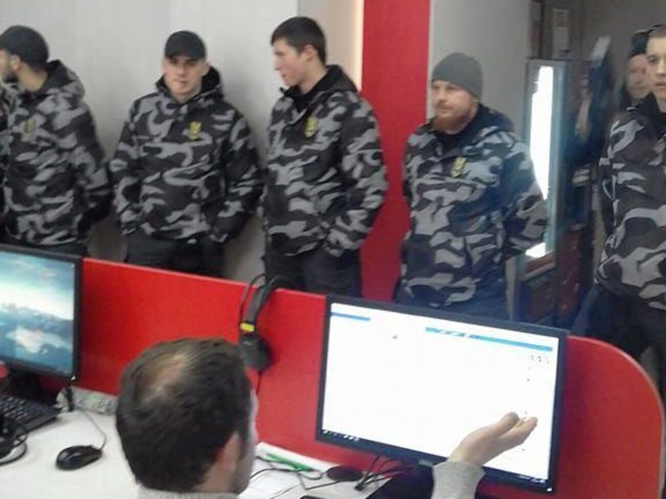 "Национальные дружины" пришли в офис телеканала ZIK 27 марта