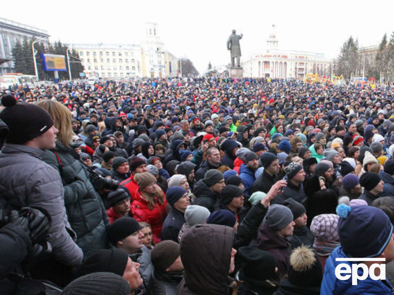 В Кемерово после пожара в торговом центре "Зимняя вишня" проходит митинг. Фоторепортаж