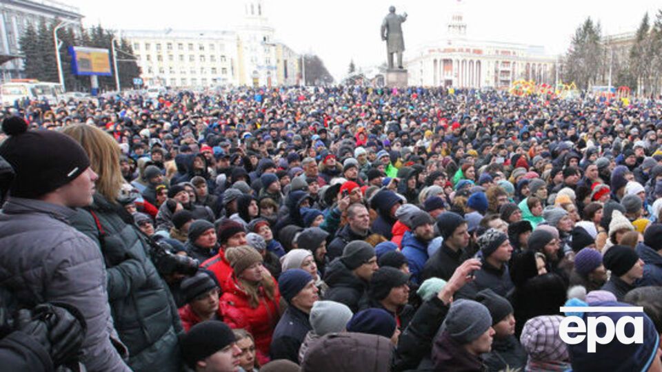 У Кемерові після пожежі в торговому центрі "Зимняя вишня" проходить мітинг. Фоторепортаж