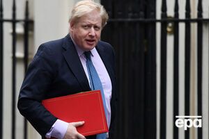 Джонсон отметил, что правительство не собирается наказывать своих футбольных болельщиков