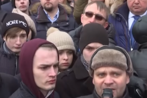 Чоловік розповів, що намагався потрапити до дочки, але рятувальники не пустили його