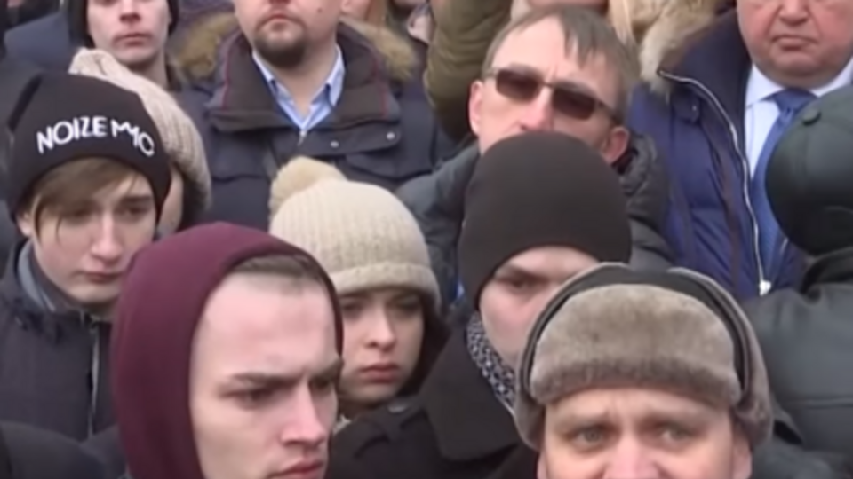 Мужчина рассказал, что пытался попасть к дочери, но спасатели не пустили его