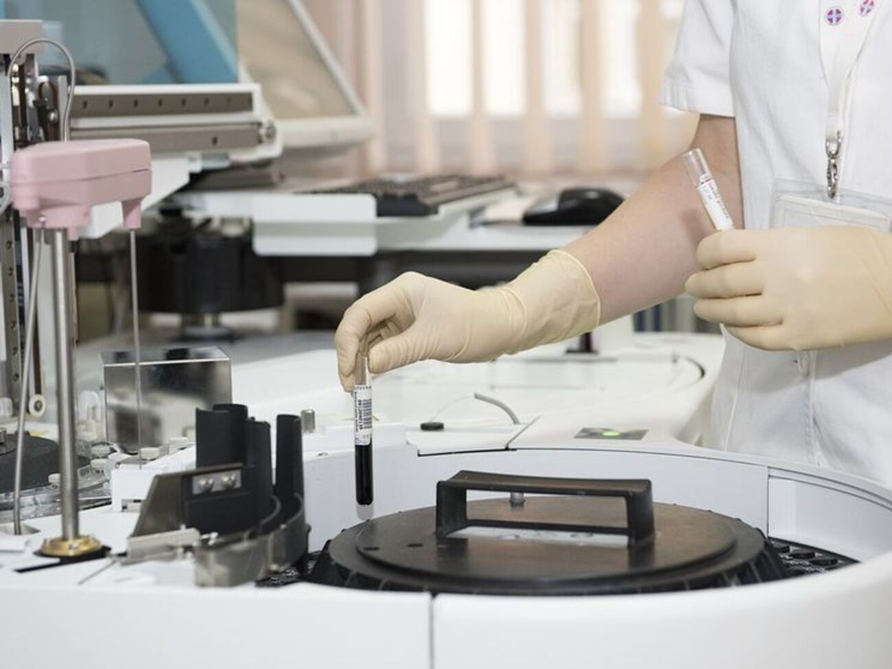 В обязанности семейного врача входят профилактика заболеваний, обследование, диагностика, назначение анализов, неотложная помощь, вакцинация, выдача медицинских справок, больничных листов и рецептов на лекарства