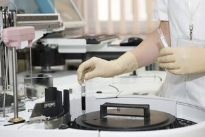 До обов'язків сімейного лікаря входять профілактика захворювань, обстеження, діагностика, призначення аналізів, невідкладна допомога, вакцинація, видавання медичних довідок, лікарняних листів і рецептів на ліки