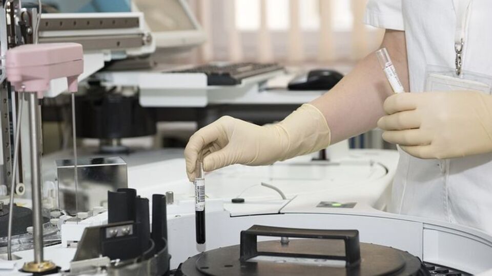 В обязанности семейного врача входят профилактика заболеваний, обследование, диагностика, назначение анализов, неотложная помощь, вакцинация, выдача медицинских справок, больничных листов и рецептов на лекарства