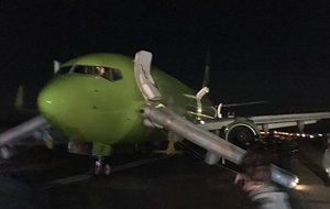 Пасажирів літака евакуювали по надувних трапах