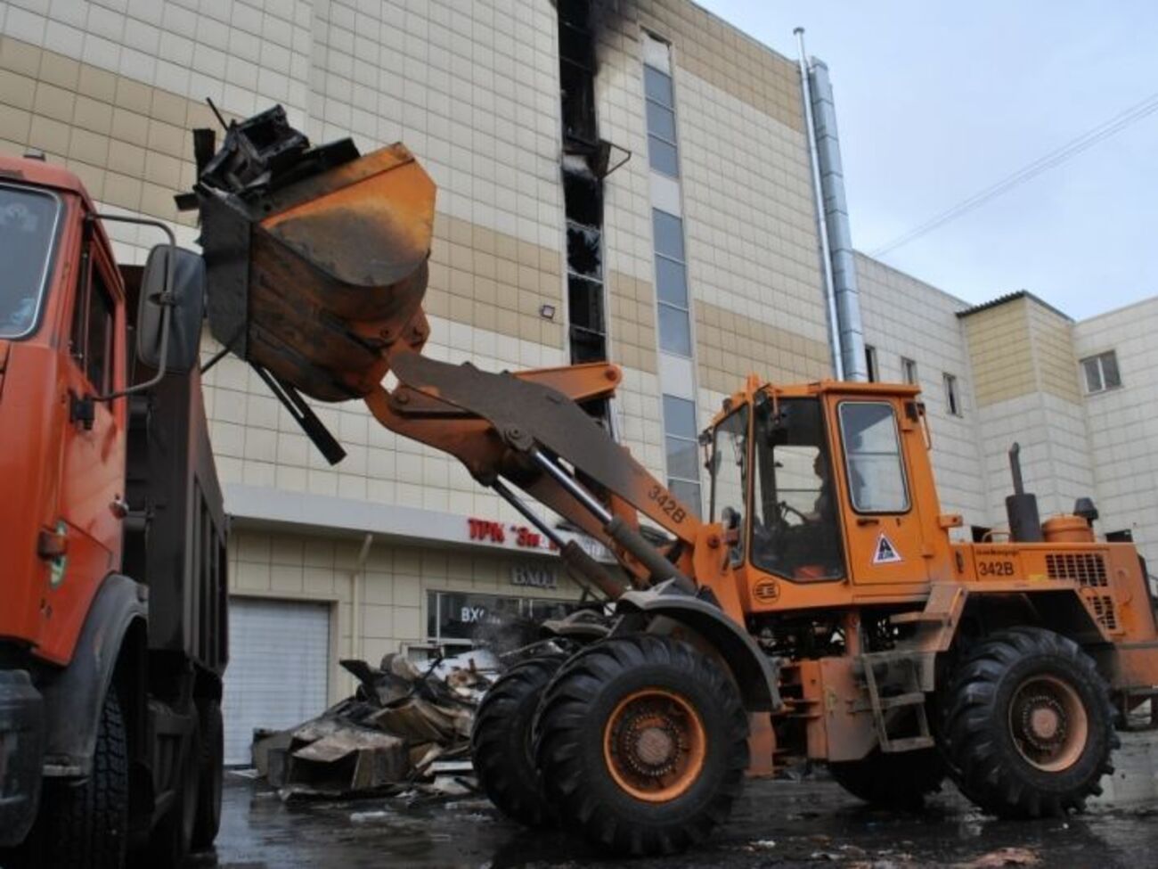 Рятувальники завершили роботу у згорілій будівлі