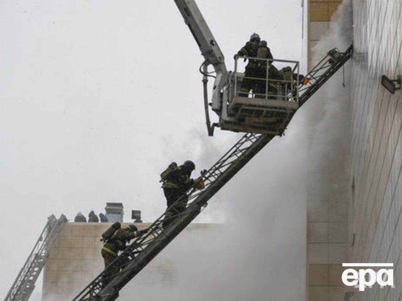 По данным МЧС РФ, в результате пожара&nbsp;погибли 64 человека