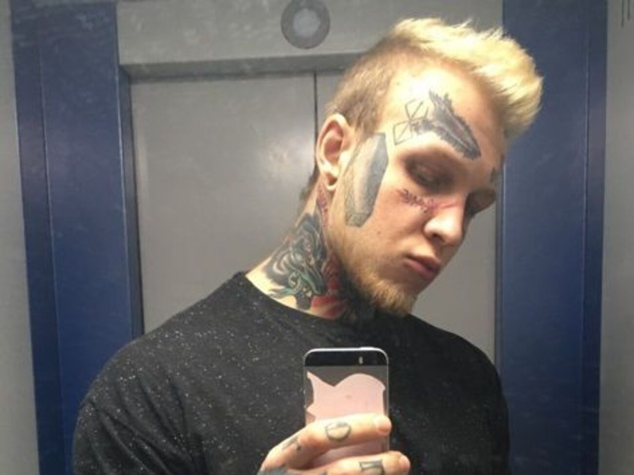 Татуировки покрывают тело и лицо сына Яковлевой
