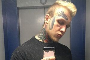 Татуировки покрывают тело и лицо сына Яковлевой