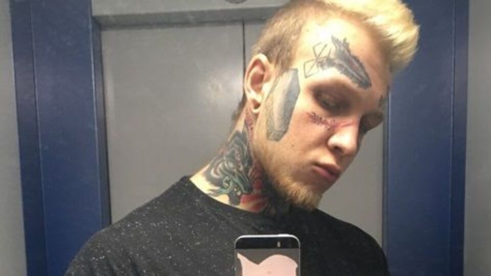 Татуювання покривають тіло й обличчя сина Яковлєвої