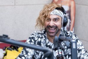 Амадор Лопес поет в группе Rumberos