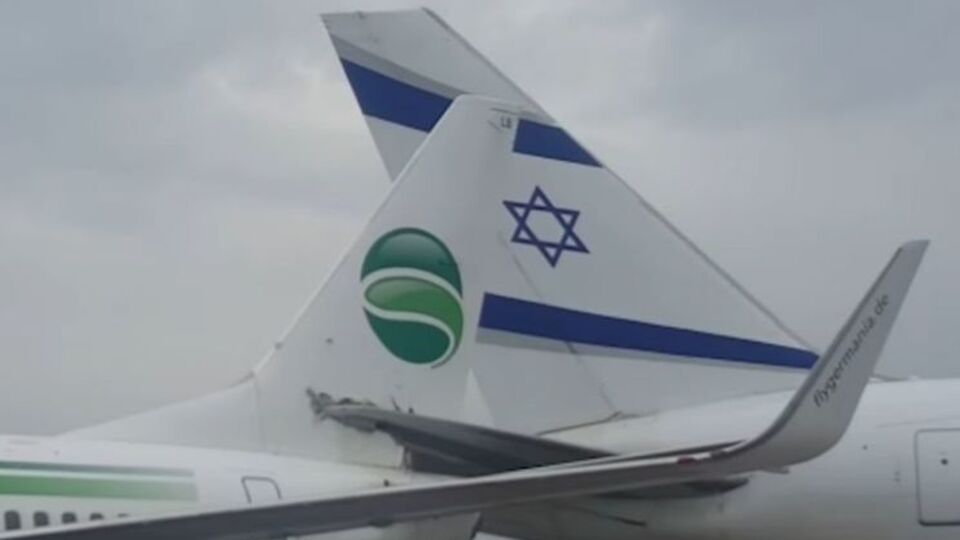 Самолеты сцепились хвостами