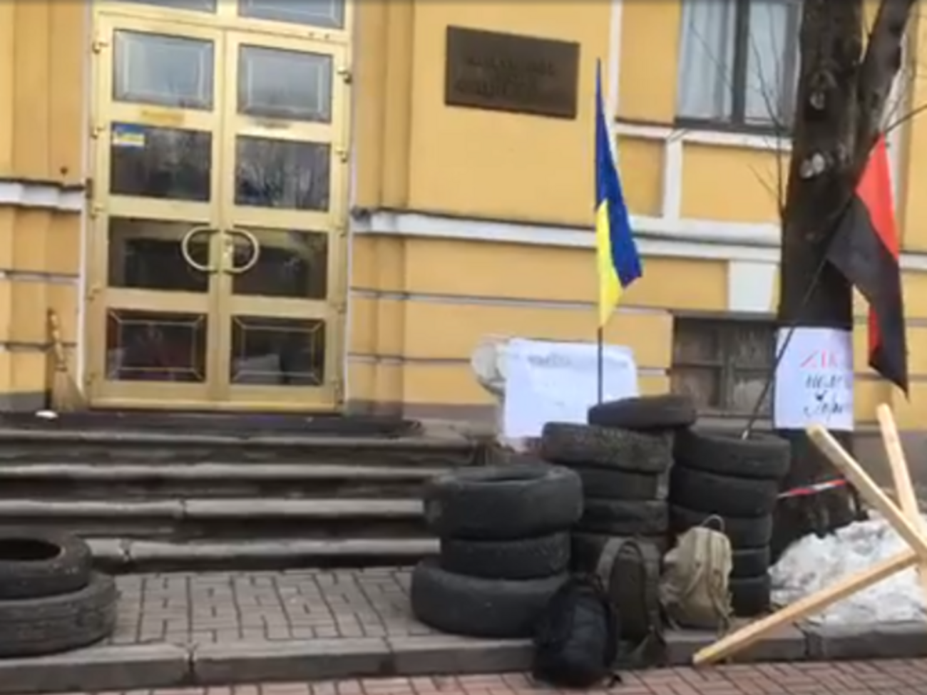 Активісти принесли до будівлі телеканала шини