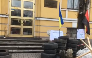 Активисты принесли к зданию телеканала шины