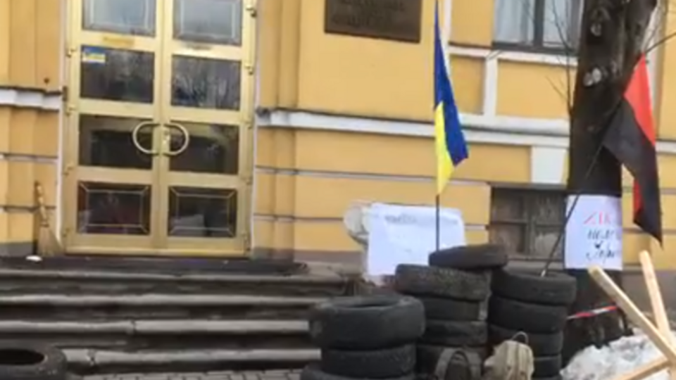 Активисты принесли к зданию телеканала шины