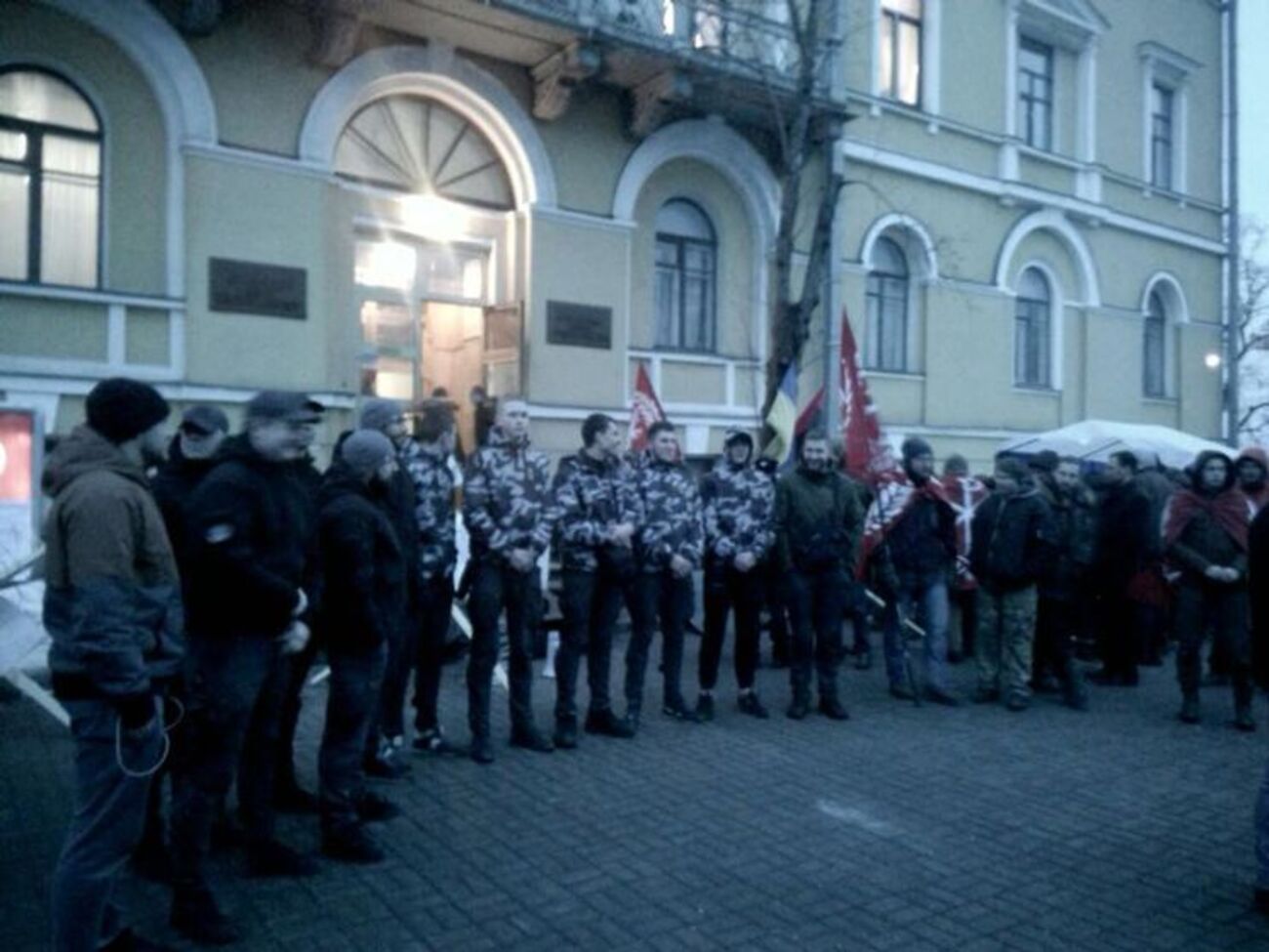 Телеканал ZIK охороняють члени "національних дружин"