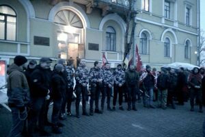 Телеканал ZIK охороняють члени "національних дружин"