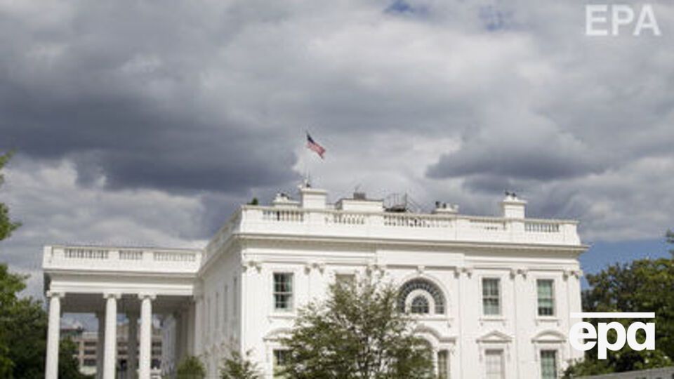 CNN повідомляє, що останнім часом Трамп усе частіше залучає до роботи в Білому домі співробітників із досвідом роботи на телебаченні