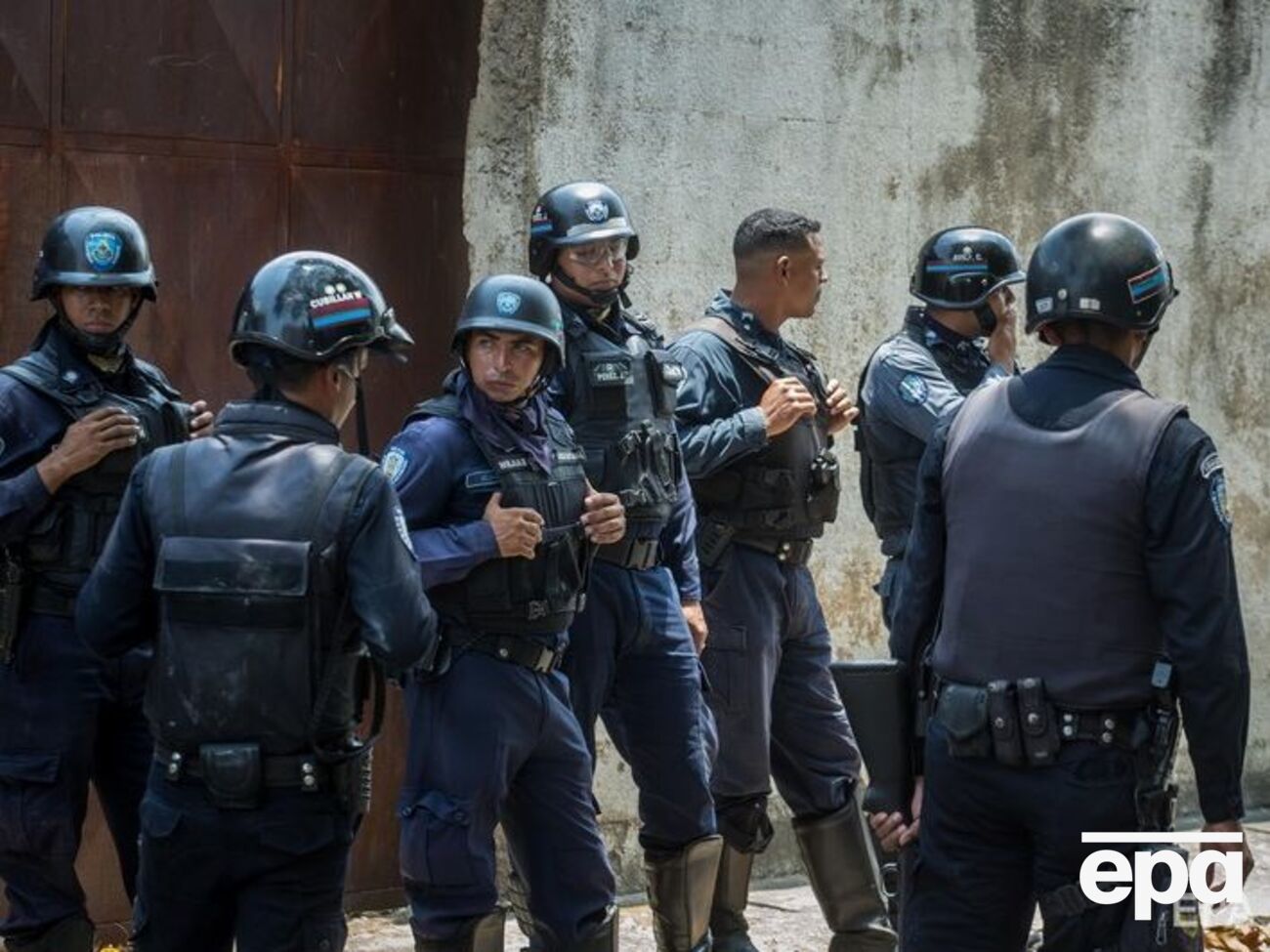 Десятки человек погибли во время бунта в тюрьме