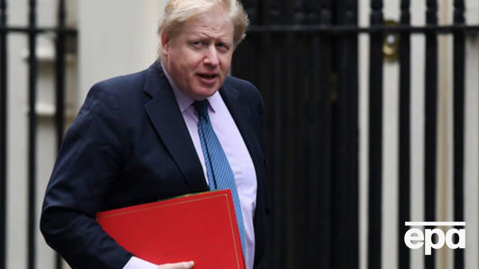 Джонсон: Это похоже на начало "Преступления и наказания" в том смысле, что мы все уверены, кто виноват, и единственный вопрос заключается в том, признается ли он сам или его поймают