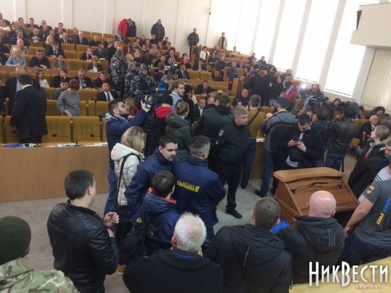 В сессионный зал зашло около 50 активистов