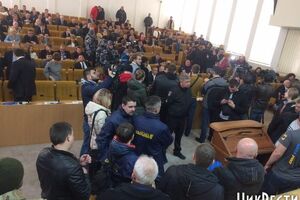 В сессионный зал зашло около 50 активистов