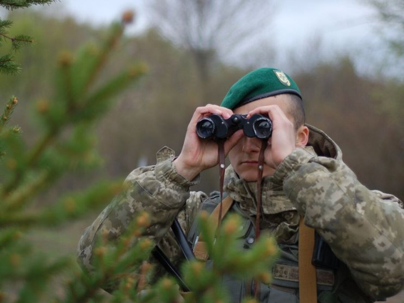 Пограничник получил ожог сетчатки глаза