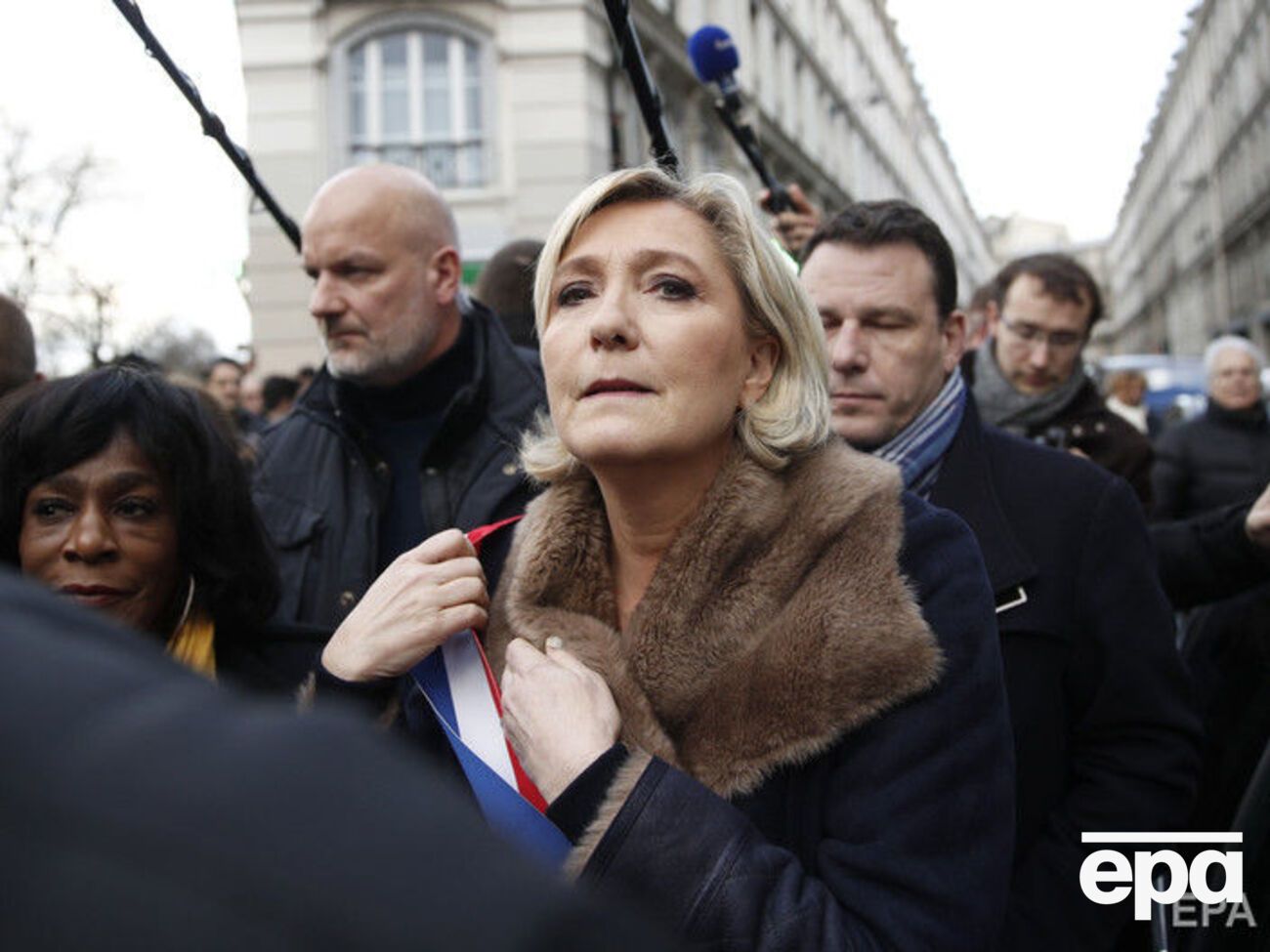 Ле Пен освистали в Париже