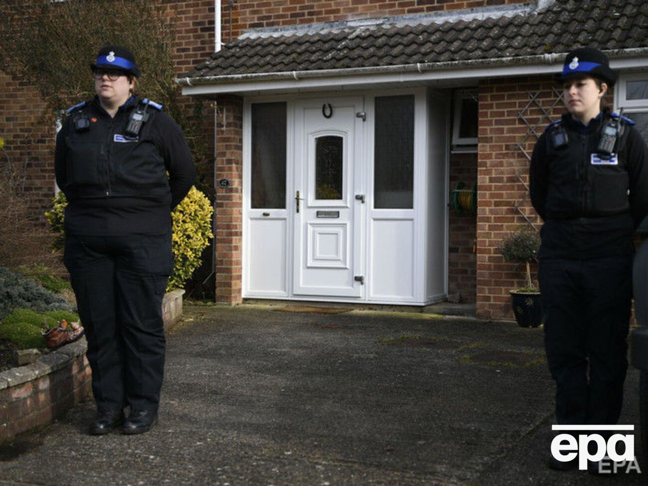 Специалисты сняли двери с дома Скрипаля