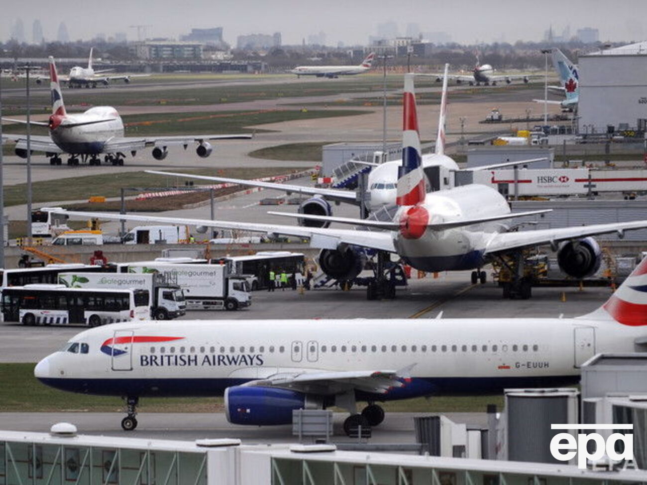 Надзвичайна подія в Гатвіку призвела до заміни літака