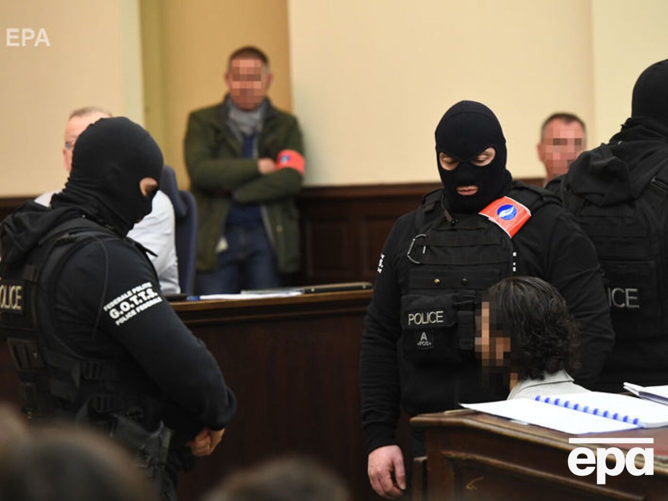 Абдеслама (сидит, лицо заретушировано) судят в Брюсселе