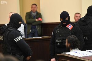 Абдеслама (сидит, лицо заретушировано) судят в Брюсселе