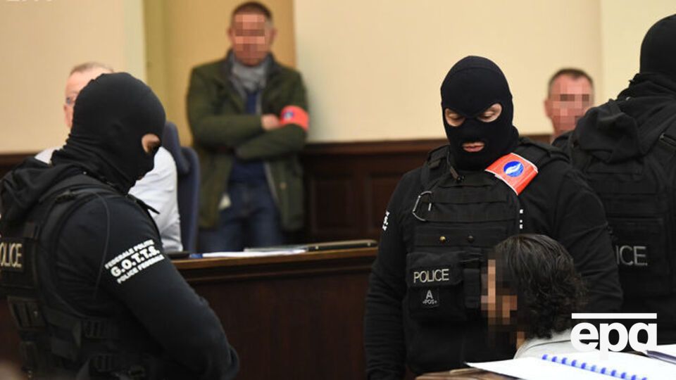 Абдеслама (сидить, обличчя заретушоване) судять у Брюсселі