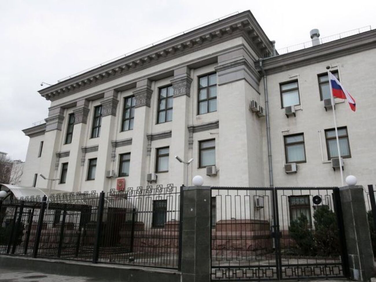 В российском посольстве предупредили о проблемах со сроками