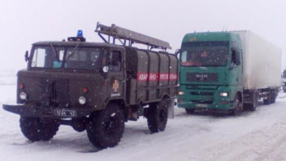 До розчищення доріг та буксирування транспортних засобів залучили 1734 одиниці техніки