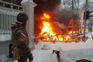 За попередніми висновками медиків, у постраждалих правоохоронців закриті черепно-мозкові травми, хімічні опіки, переломи та забої кінцівок