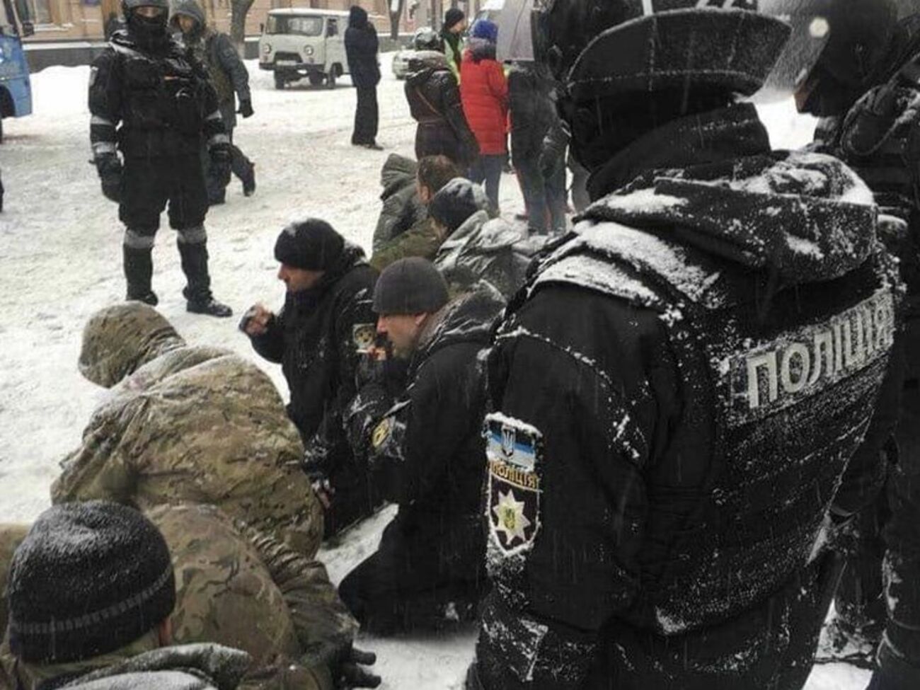 Затриманих у наметовому містечку ставили на коліна