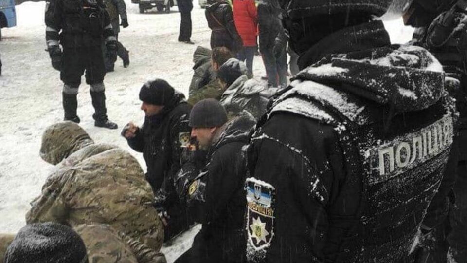 Затриманих у наметовому містечку ставили на коліна