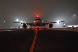 Літак викотився за межі ЗПС через негоду