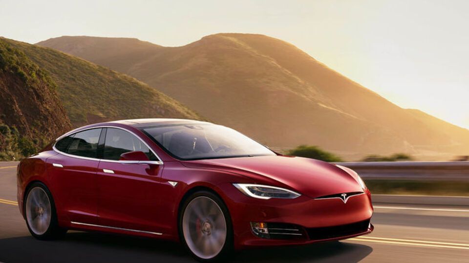 Tesla відкликає тисячі автомобілів