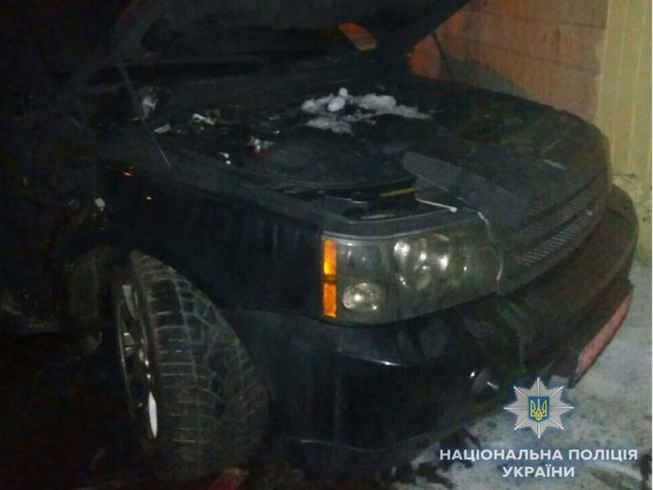 Правоохоронці вилучили залишки запалу, вибух стався після того, як власник авто відкрив капот