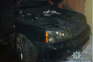 Правоохоронці вилучили залишки запалу, вибух стався після того, як власник авто відкрив капот