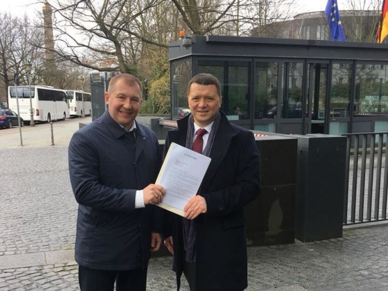 Сердюк и Федоренко передали заявление в канцелярию немецкого президента