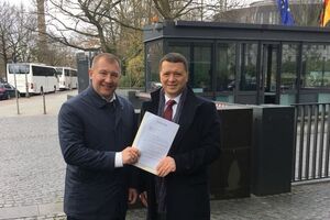 Сердюк и Федоренко передали заявление в канцелярию немецкого президента