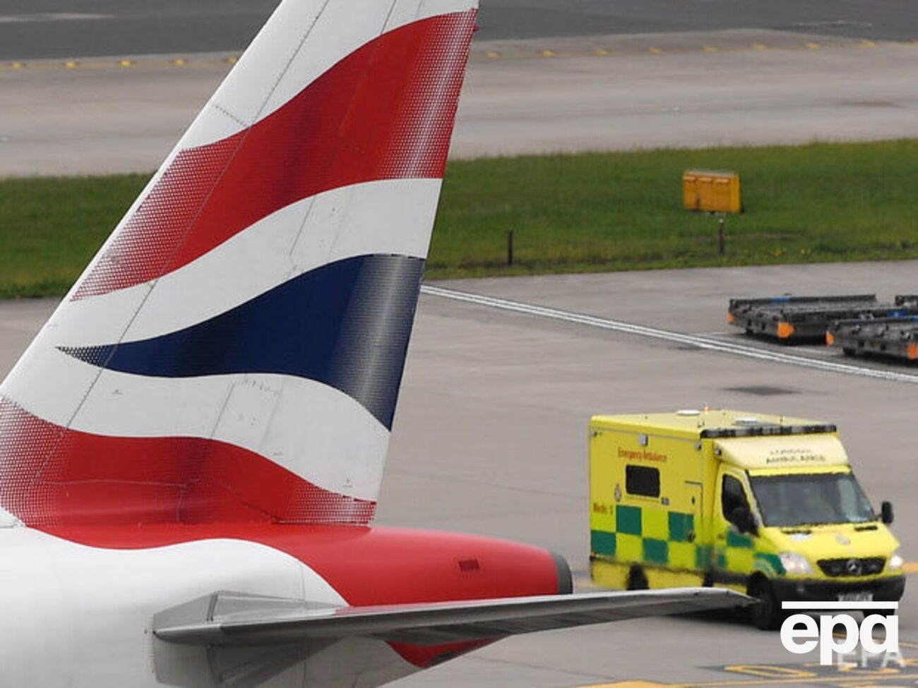 "Интерфакс" пишет, что полицейские начали досмотр российского самолета в Хитроу, однако причин они не объяснили