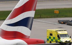 "Интерфакс" пишет, что полицейские начали досмотр российского самолета в Хитроу, однако причин они не объяснили