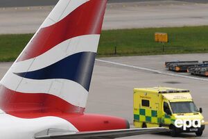 "Интерфакс" пишет, что полицейские начали досмотр российского самолета в Хитроу, однако причин они не объяснили