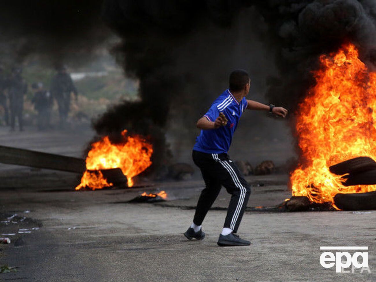 Участники акции поджигали шины и направляли их в сторону военных, кроме того, демонстранты бросали камни