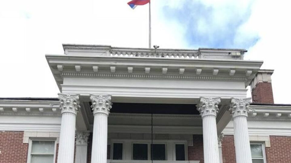 Дипломаты оставили флаг РФ на резиденции генерального консула
